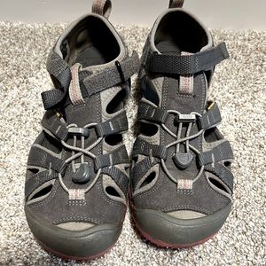 Keens sandals size 4